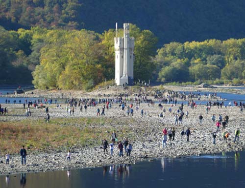 Will the waterlevels at the river Rhine be high enough in the next weeks to ensure the transport of raw materials for a chemical company?