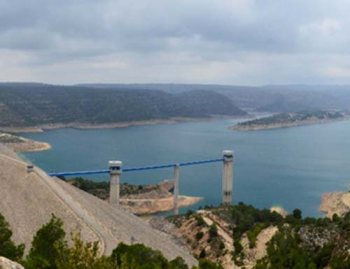 Can a basin authority in the east of Spain benefit from seasonal forecasts to better decide on actions to mitigate drought impacts?